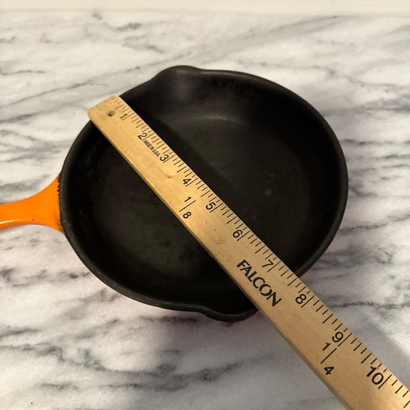 Le Creuset Cast Iron Skillet flame Orange - Picture 9 of 13